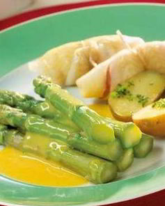 Зеленая спаржа с рулетами из камбалы