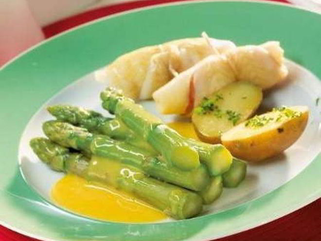 Рецепт зеленой спаржи с рулетами из камбалы