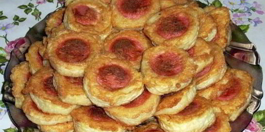 Сосиски с картофельным пюре в вафельных листах