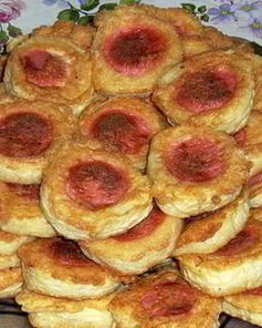 Сосиски с картофельным пюре в вафельных листах