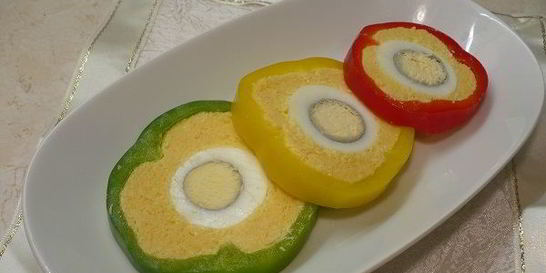 Сырые фаршированные сыром кольца перца