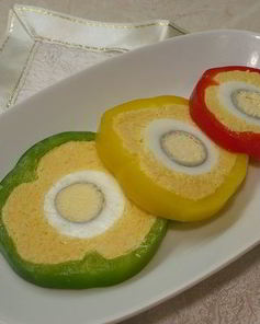 Сырые фаршированные сыром кольца перца