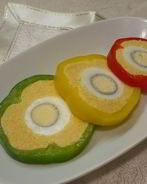 Сырые фаршированные сыром кольца перца