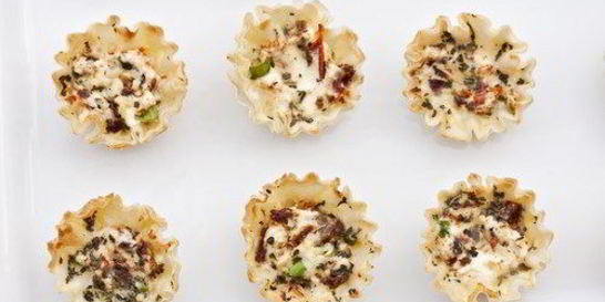 Корзиночки из слоеного теста с беконом Тарт фламбе