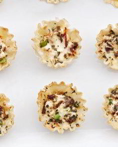 Корзиночки из слоеного теста с беконом Тарт фламбе