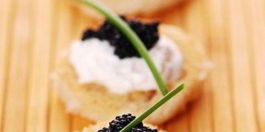 Новогодние тартинки с икрой