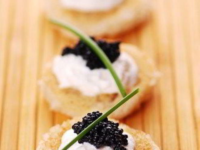 Рецепт новогодних тартинок с икрой