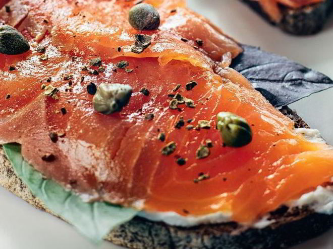 Рецепт ржаных тартинок с лососем