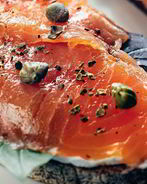 Ржаные тартинки с лососем