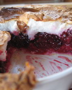 Слоеный мини-тарт с ежевикой и шапкой из запеченного белкового крема