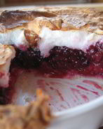 Слоеный мини-тарт с ежевикой и шапкой из запеченного белкового крема