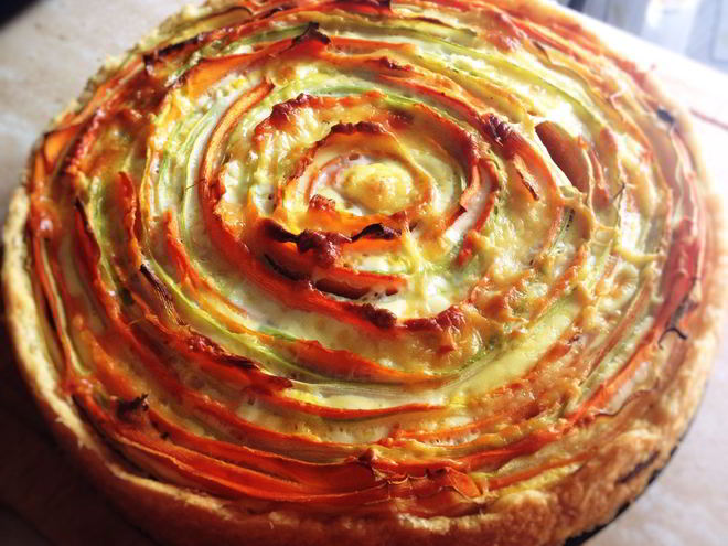 Рецепт слоеного тарта с морковью и цукини под сливочным соусом