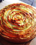 Слоеный тарт с морковью и цукини под сливочным соусом