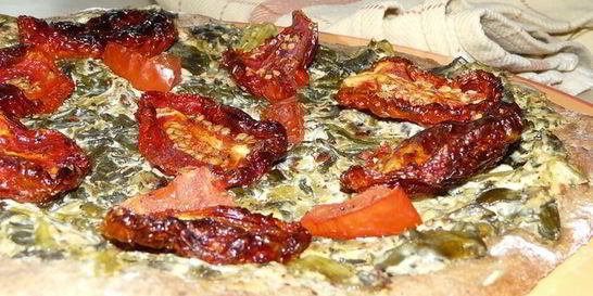 Тарт фламбе с помидорами и крем-шпинатом