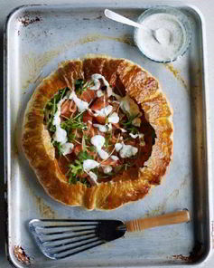 Тарт из копченого лосося и сметаны