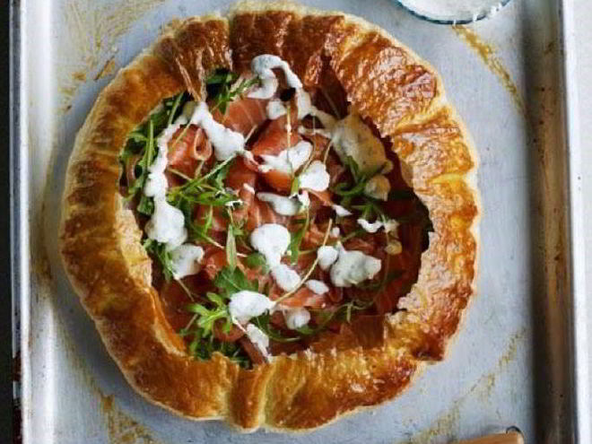 Рецепт тарта из копченого лосося и сметаны