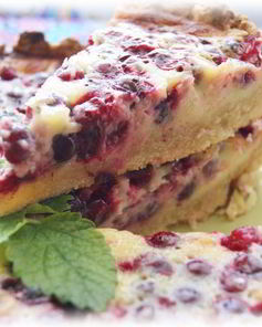 Тарт с брусникой и запеченным ганашем из белого шоколада