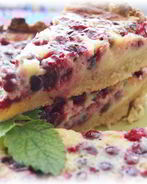 Тарт с брусникой и запеченным ганашем из белого шоколада