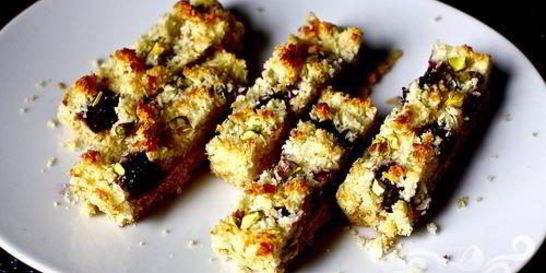 Тарт с ежевикой и фисташками