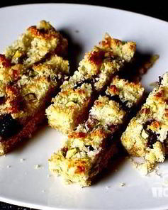 Тарт с ежевикой и фисташками