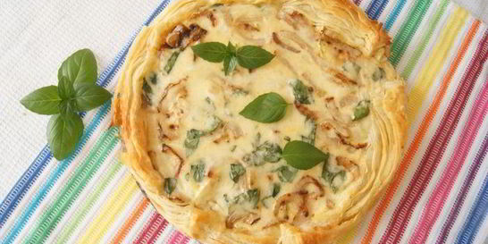 Тарт с кабачком и базиликом на слоеном тесте