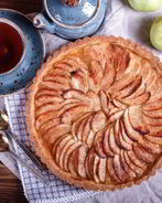 Тарт с карамелизованными яблоками