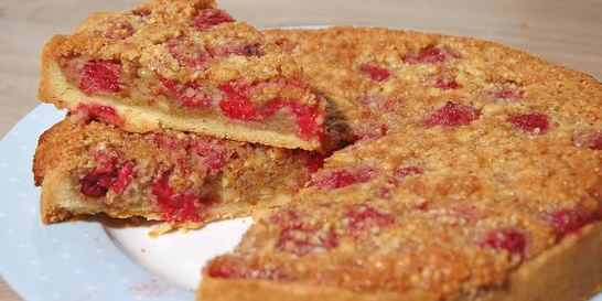 Тарт с малиной и кедровыми орешками