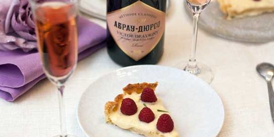 Тарт с малиной и розмариновым кремом