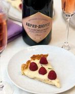 Тарт с малиной и розмариновым кремом