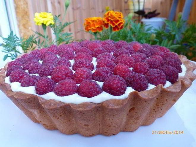 Рецепт тарта с малиной, заварным кремом и шоколадной прослойкой