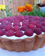 Тарт с малиной, заварным кремом и шоколадной прослойкой