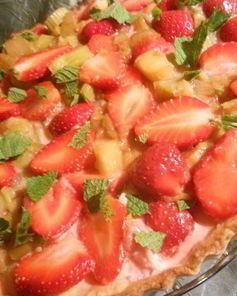 Тарт с маскарпоне, ревенем и клубникой