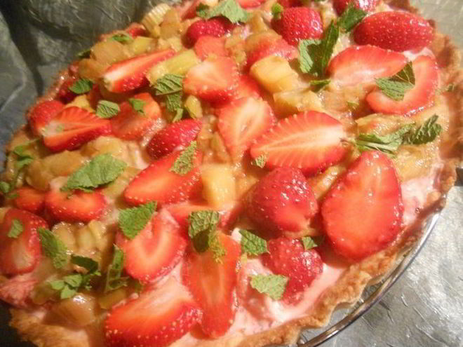 Рецепт тарта с маскарпоне, ревенем и клубникой