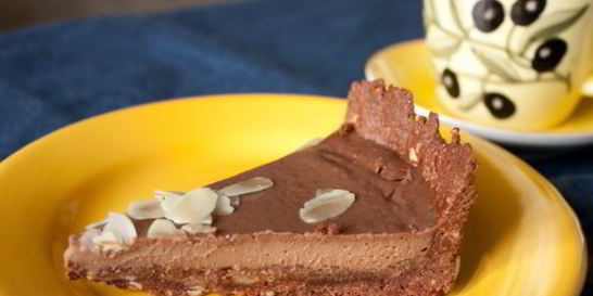 Тарт с миндалем и молочным шоколадом