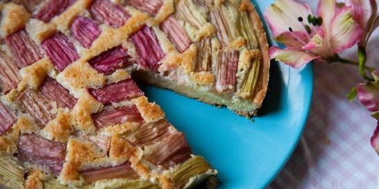 Тарт с ревенем и миндалем