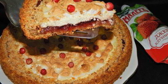 Тарт с творогом, джемом и меренгой