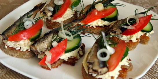 Тартинки с плавленным сыром и шпротами