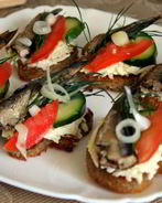 Тартинки с плавленным сыром и шпротами