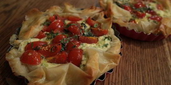 Тарты с творогом, помидорами черри и базиликом