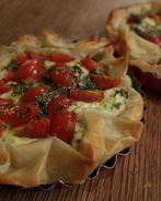 Тарты с творогом, помидорами черри и базиликом