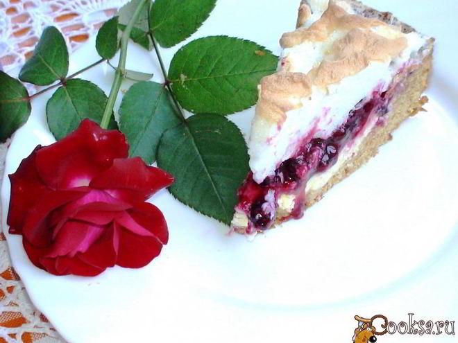 Рецепт творожного тарта со смородиной и мягкой меренгой