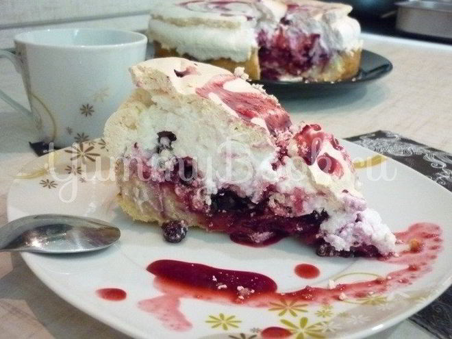 Рецепт ягодного тарта под нежным безе