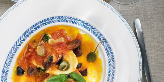 Теплый домашний сыр в соусе из помидоров и оливок