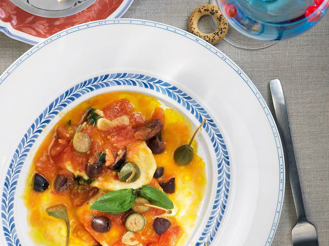 Рецепт теплого домашнего сыра в соусе из помидоров и оливок