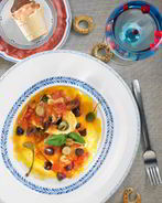 Теплый домашний сыр в соусе из помидоров и оливок