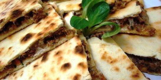 Тортилья мексиканская с мясом на сковороде