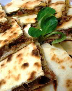 Тортилья мексиканская с мясом на сковороде