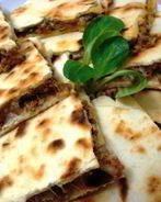 Тортилья мексиканская с мясом на сковороде