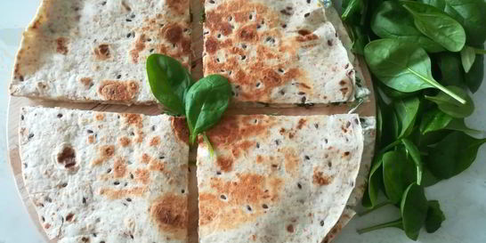 Тортилья с каймаком и шпинатом