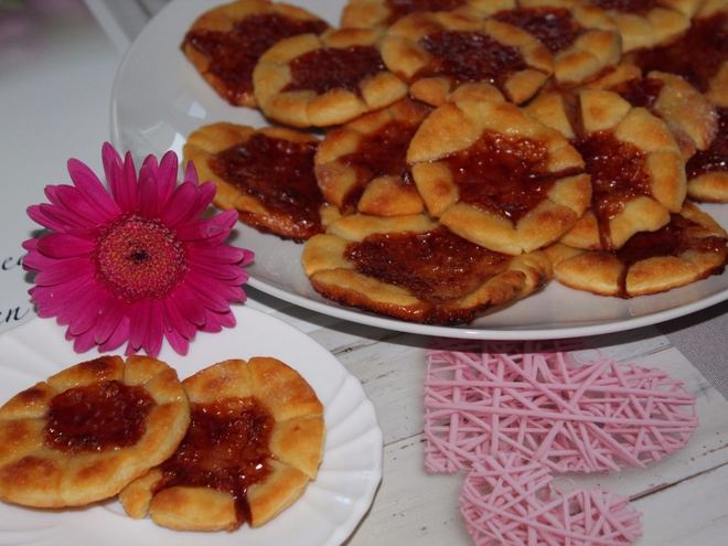 Рецепт творожных цветочков с вареньем